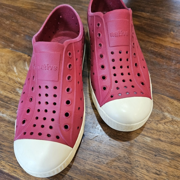 Native, red slip on shoes, junior size j2 - Picture 3 of 7